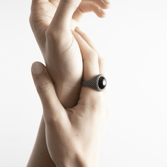 Anillo Chevalier redondo con puntos Nove25