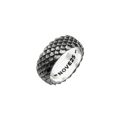 Anillo Nove25 con banda escamada en plata 925
