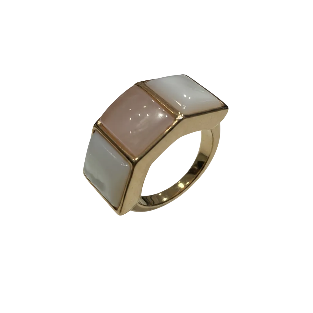 Anello oro madreperla sfondo bianco