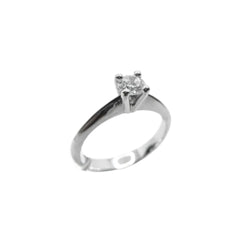 Anillo solitario de 4 puntas Iannelli hecho a mano en oro blanco con diamante central