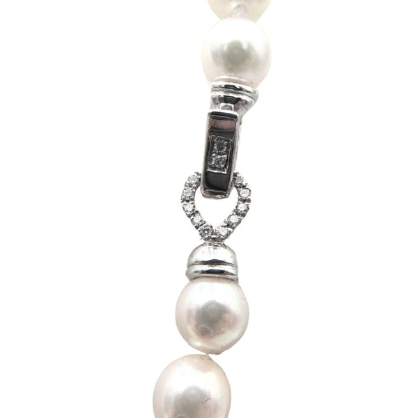 Collar con Perlas Akoya de 6,5 mm y Cierre de Oro Blanco y Diamantes