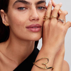 Anillo Pandora de corazón pequeño con línea sinuosa, chapado en oro de 14 quilates