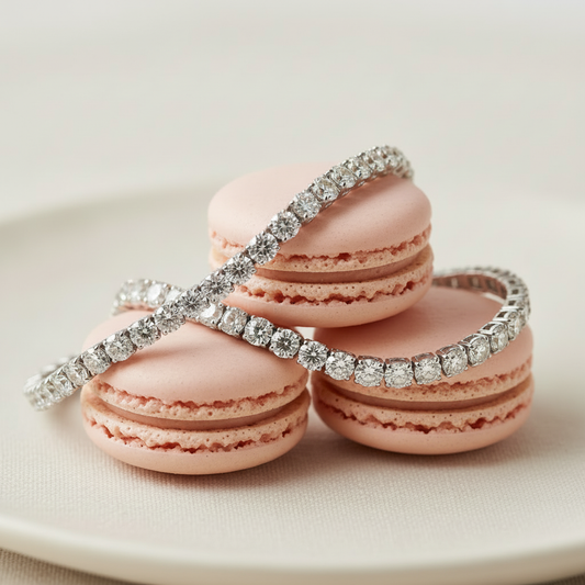 Bracciale con macarons sfondo bianco crema