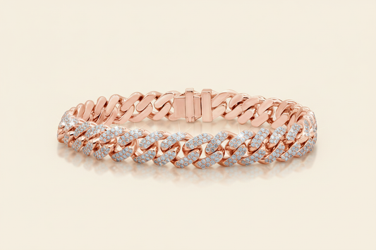 Bracciale in oro rosa su sfondo crema