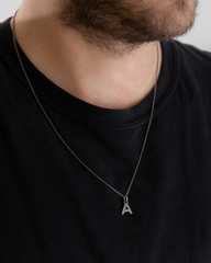 Collar con inicial A y puntos del 25 de noviembre