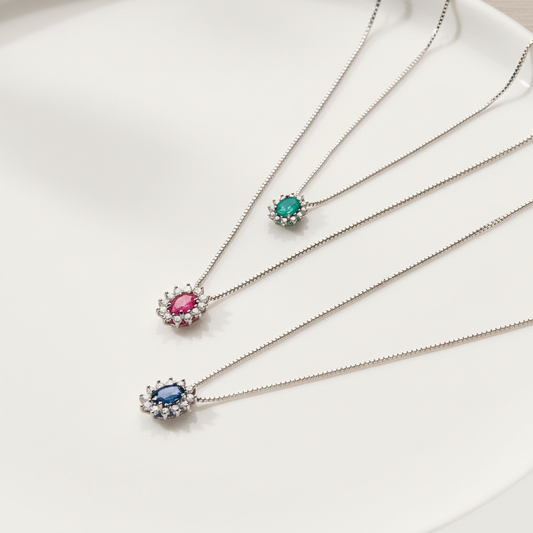 Collane con pietre colorate sfondo crema pulito