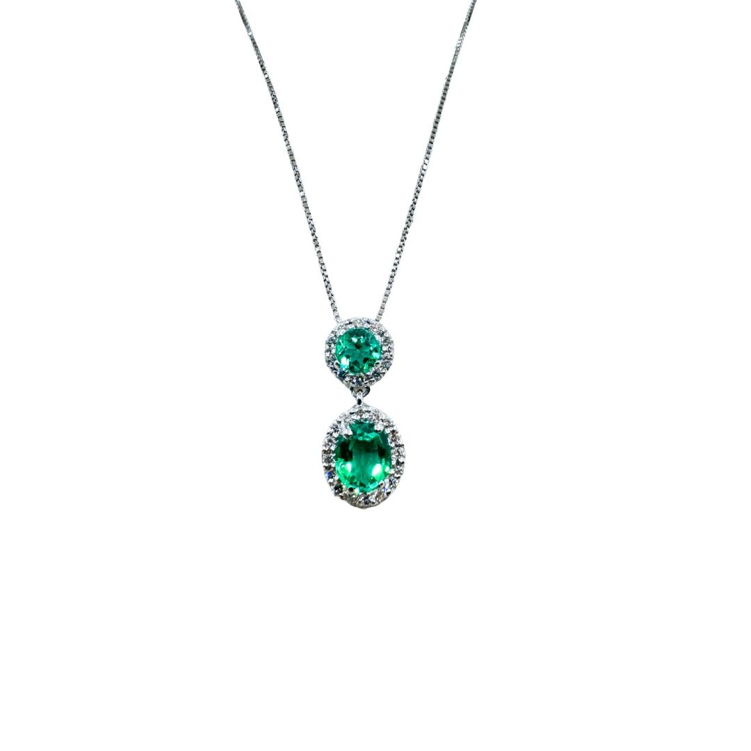 Collar Bibigi' de oro blanco con colgante de esmeraldas de talla ovalada y diamantes