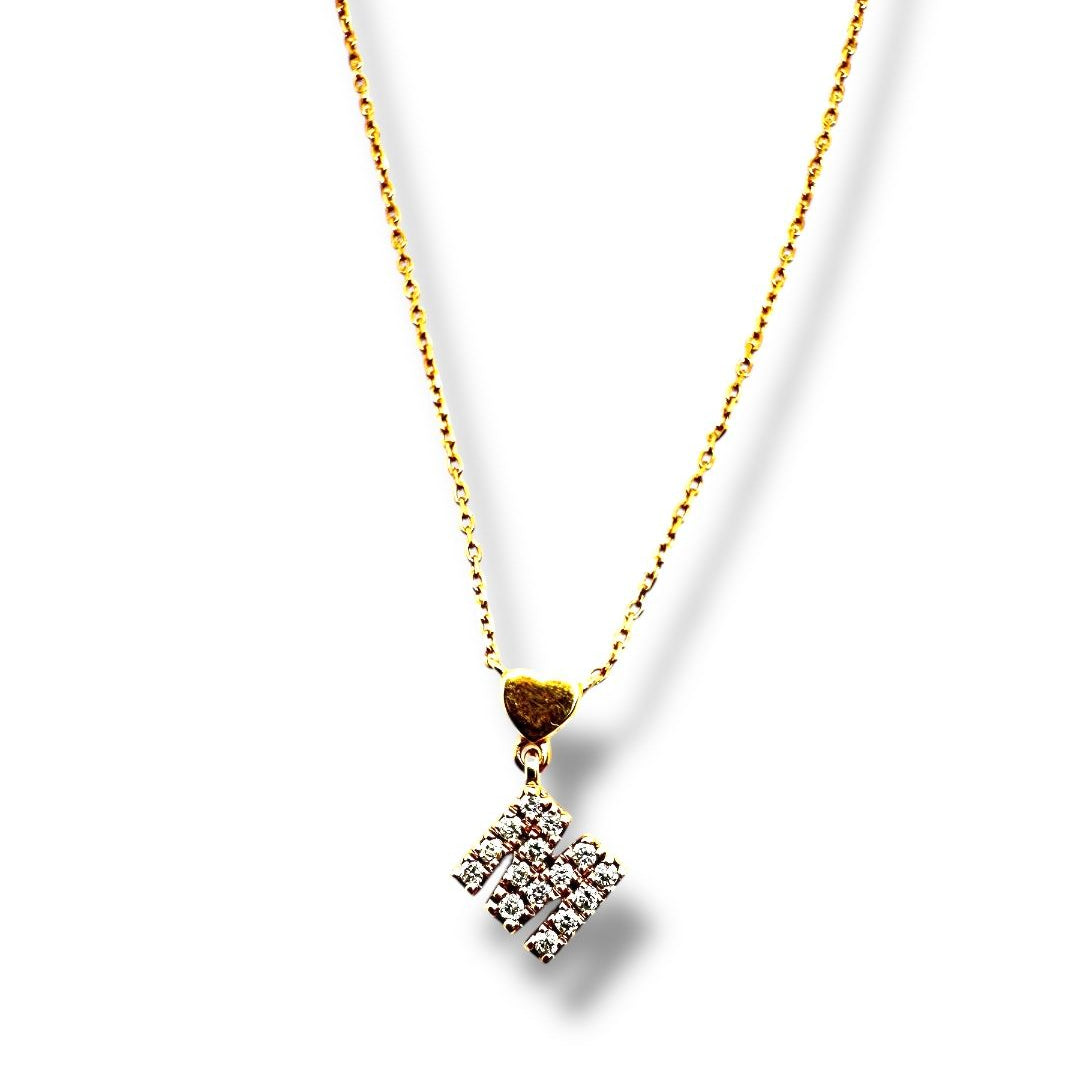 Collar de oro rosa de 18 quilates con inicial M y diamantes