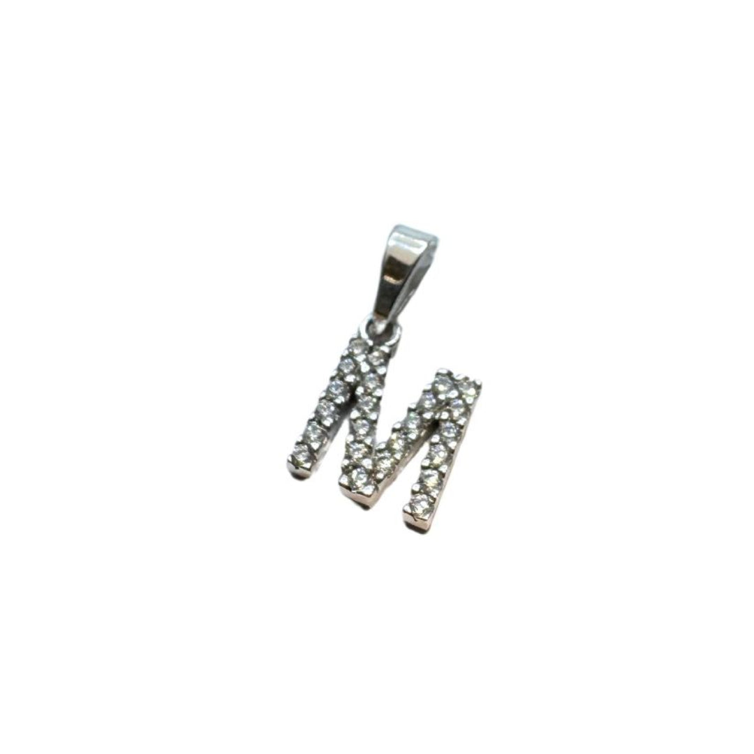 Colgante con la letra M en oro blanco de 18 kt y circonitas