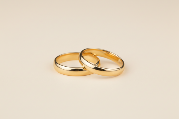 Fedi in oro giallo su sfondo crema
