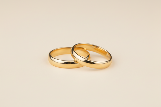 Fedi in oro giallo su sfondo crema