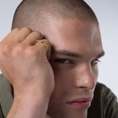 Anillo Nove25 con forma de serpiente bañado en oro y ojos de circonita cúbica roja