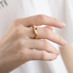 Anillo Talismán Nove25 con Ojo de Espinela Roja en Oro Amarillo