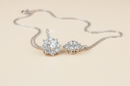 Girocollo in oro bianco su sfondo crema