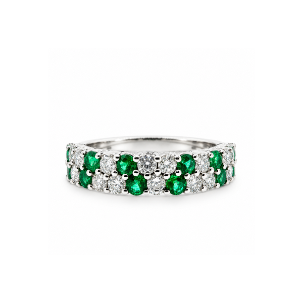 Anillo de eternidad de oro blanco de Giorgio Visconti con esmeraldas de 0,57 ct y diamantes de 0,51 ct.