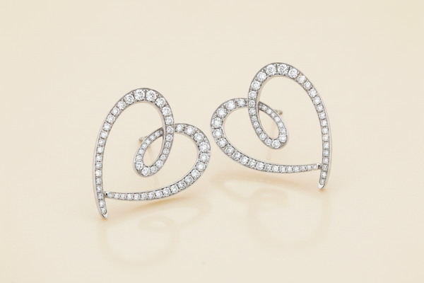Orecchini a cuore su sfondo crema