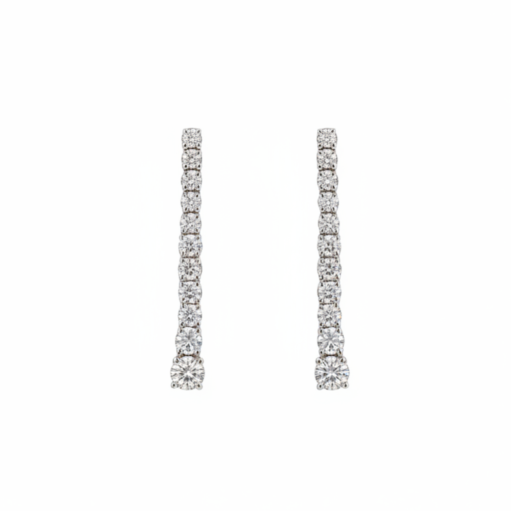 Orecchini diamanti sfondo bianco