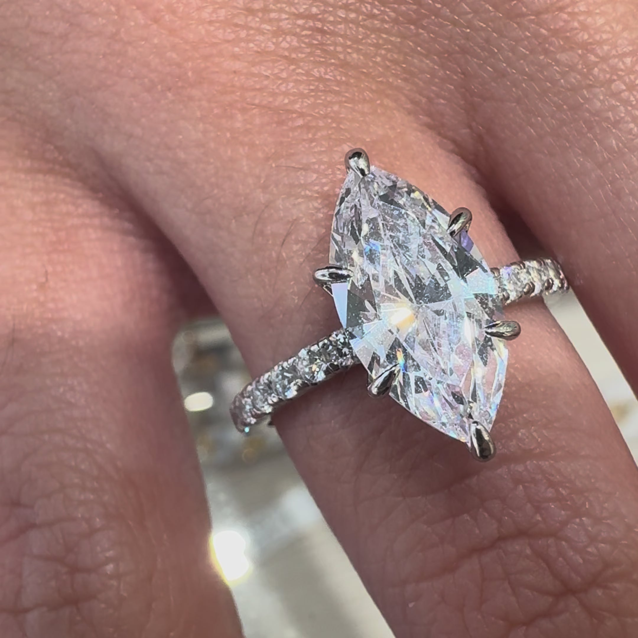 Anillo solitario Amen con circonita de talla marquesa