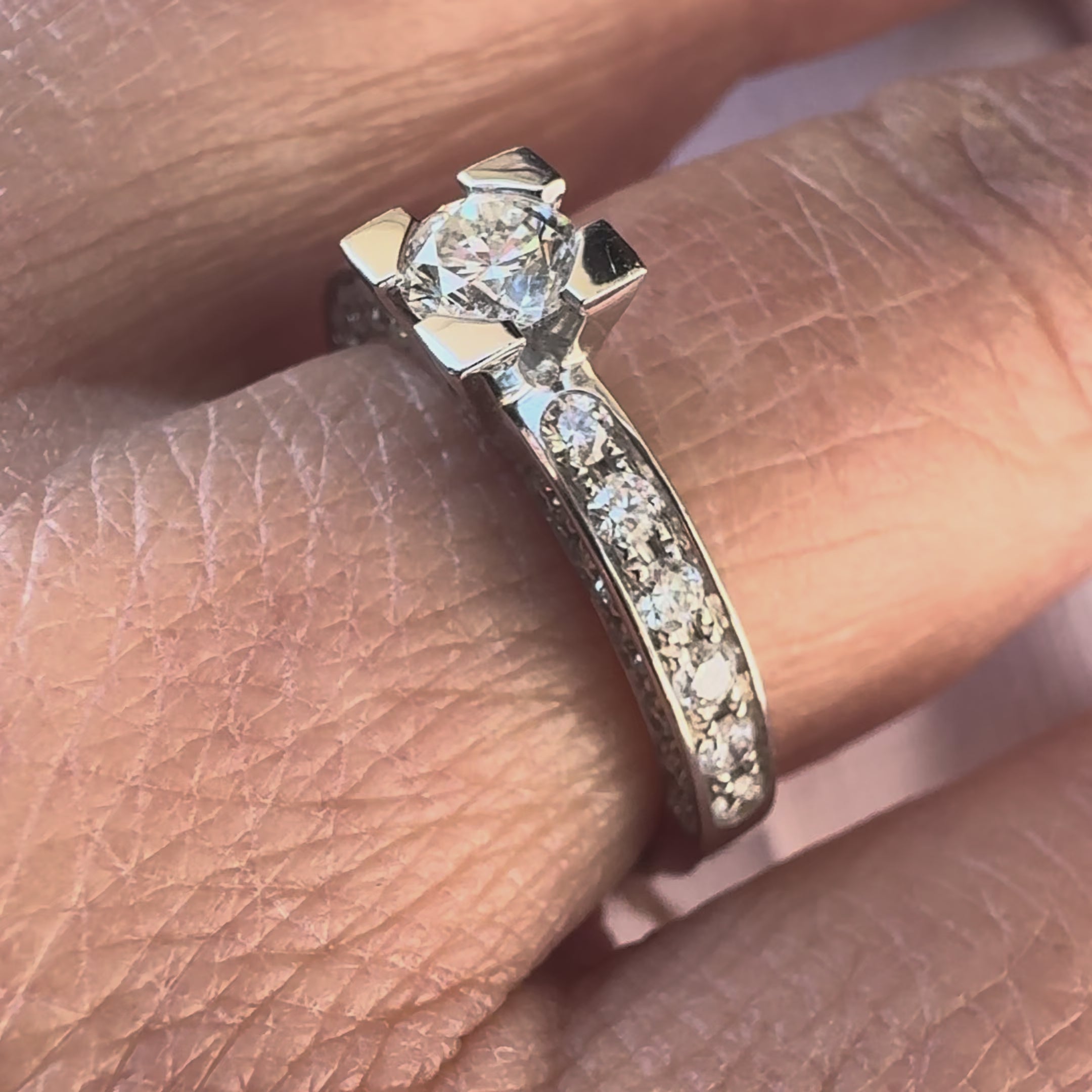 Anello Solitario Icona con Diamante Centrale più Diamanti Laterali AB15366D