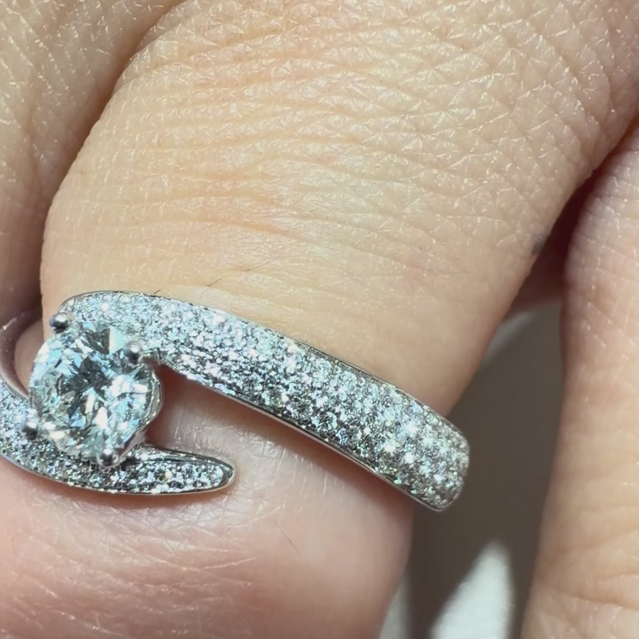 Anello Solitario Giorgio Visconti Contrarié in oro Bianco 18 KT e Diamanti Naturali AB17472F