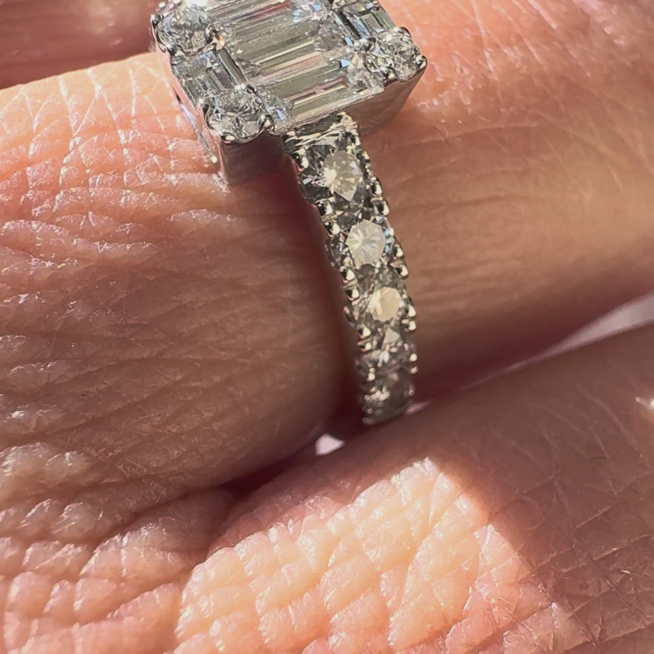 Anillo Iannelli hecho a mano en oro blanco con diamantes mágicos